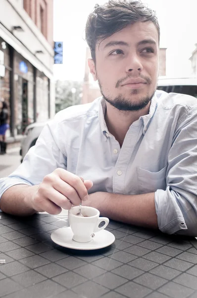 Snygg man dricka en kopp kaffe i baren — Stockfoto