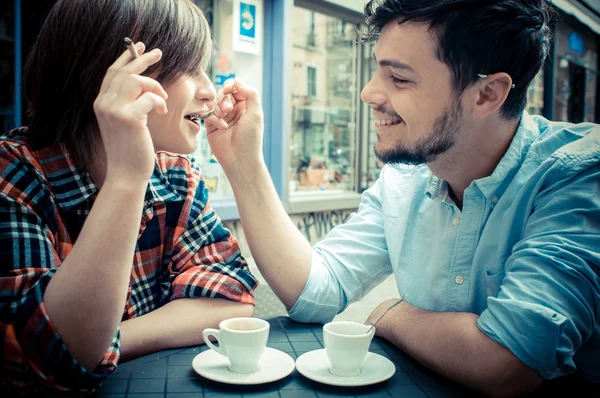 Pareja en el bar con jack russell — Foto de Stock