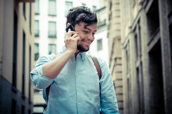Homme élégant dans la rue au téléphone — Photo
