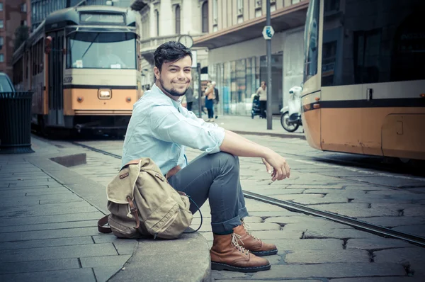 Stijlvolle man in de straat — Stockfoto