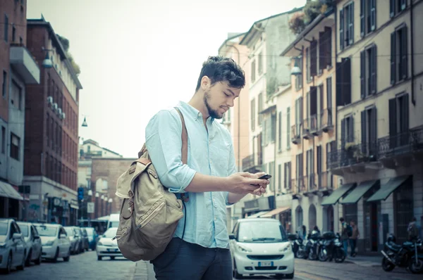 Stilvoller Mann auf der Straße am Telefon — Stockfoto