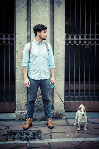 Homme élégant dans la rue avec un jack russel — Photo