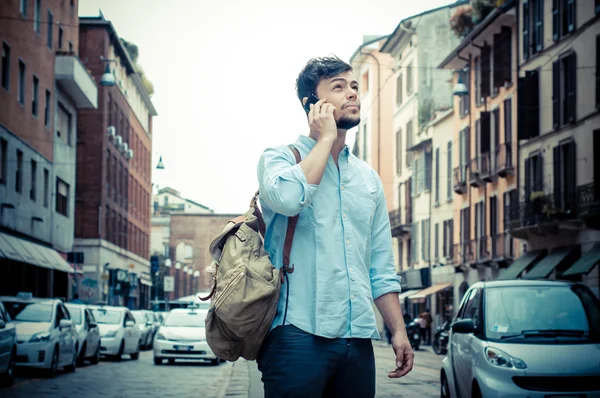 Homem elegante na rua ao telefone — Fotografia de Stock