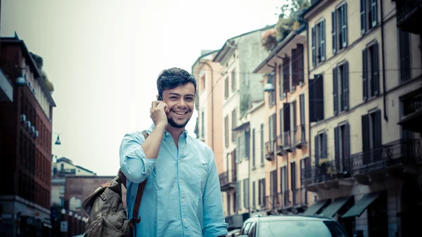 Uomo elegante in strada al telefono — Foto Stock