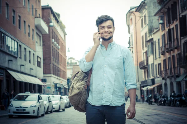 Stylowy mężczyzna na ulicy na telefon — Zdjęcie stockowe