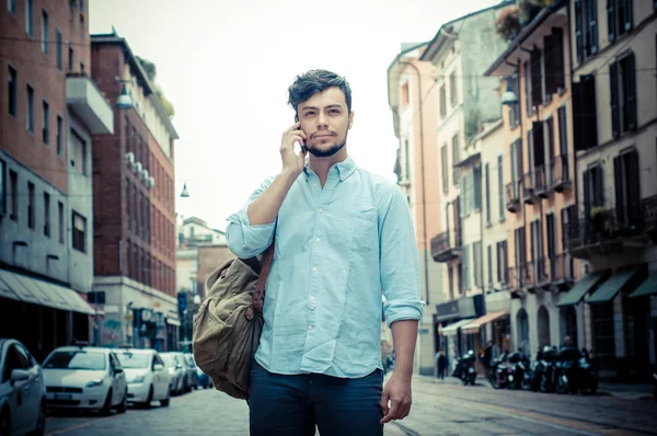 Şık sokakta adam telefonu — Stok fotoğraf