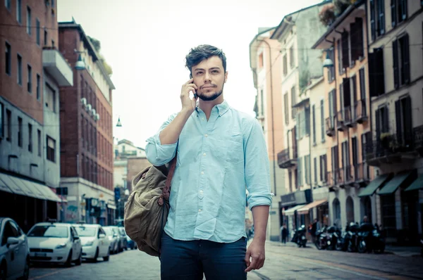 Eleganta mannen på gatan på telefonen — Stockfoto