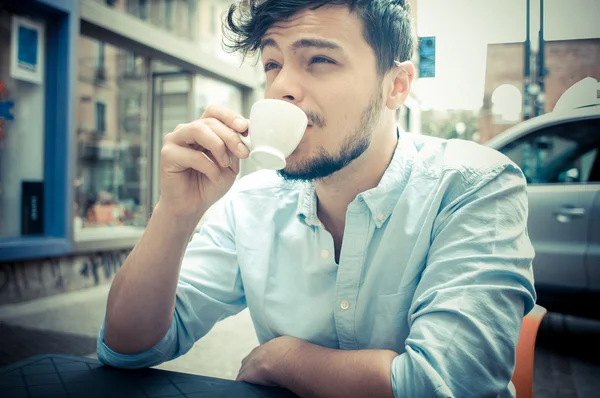 Homem elegante bebendo um café no bar — Fotografia de Stock
