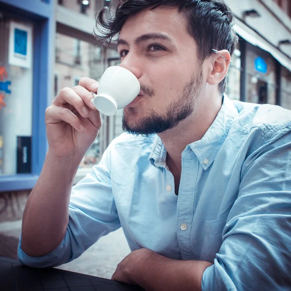 Stylový muž pití kávy v baru — Stock fotografie