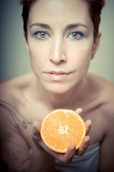 Hermosa chica con pelo rojo corto y fruta —  Fotos de Stock