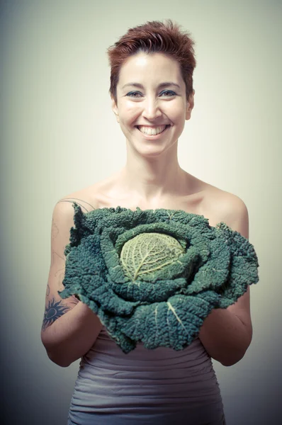 Vacker flicka med kort hår och vegetabiliska — Stockfoto