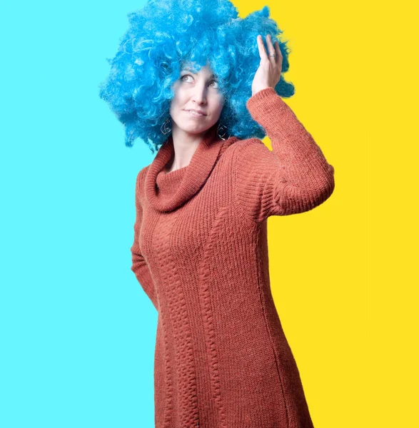 Menina bonita com peruca azul encaracolado e gola alta — Fotografia de Stock
