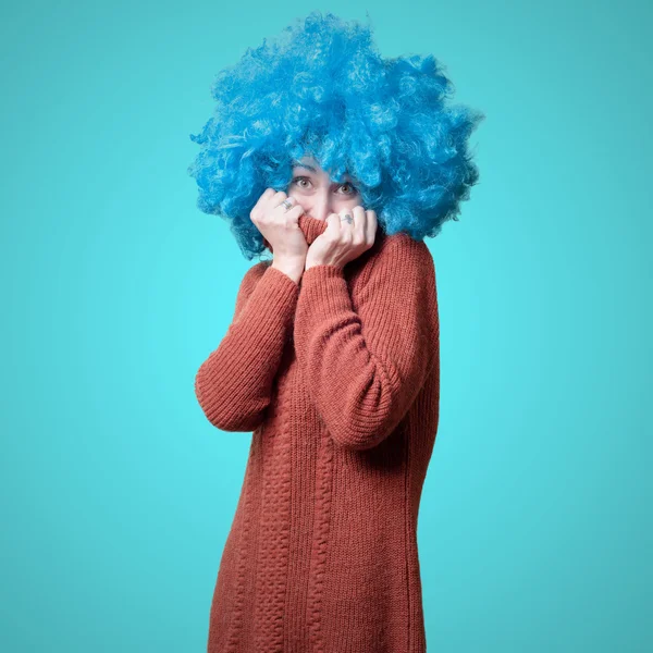 Menina bonita com peruca azul encaracolado e gola alta — Fotografia de Stock