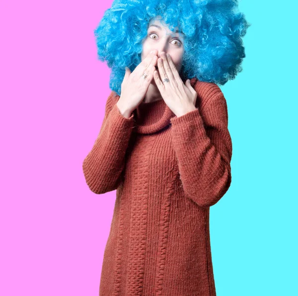 Menina bonita com peruca azul encaracolado e gola alta — Fotografia de Stock