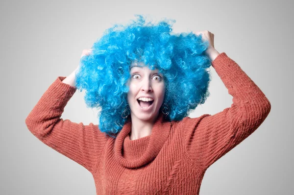 Hermosa chica con rizado azul peluca y cuello alto — Foto de Stock