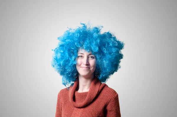 Mooi meisje met krullend blauwe pruik en coltrui — Stockfoto