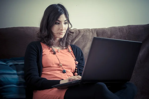 Vrouw thuis met behulp van laptop — Stockfoto