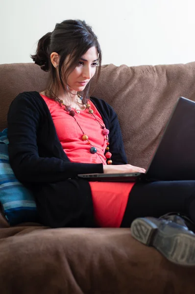 Femme à la maison en utilisant un ordinateur portable — Photo