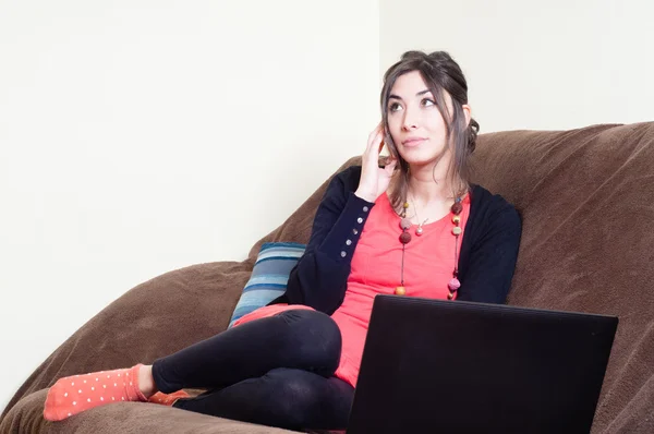 Woman at home using notebook — Stock Photo, Image