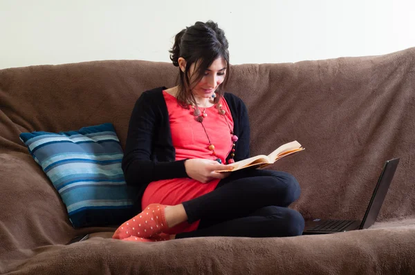 Vrouw thuis lezen van boek — Stockfoto