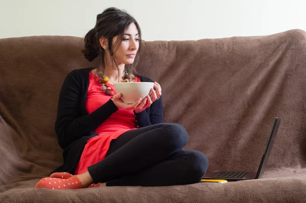 Femme à la maison en utilisant un ordinateur portable — Photo