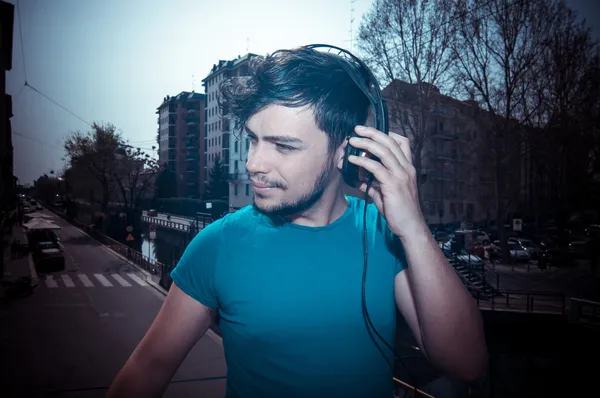 Joven hipster escuchando música — Foto de Stock