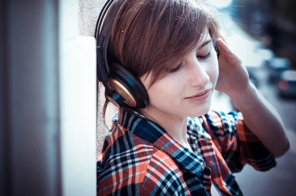 Joven hipster mujer escuchando música — Foto de Stock