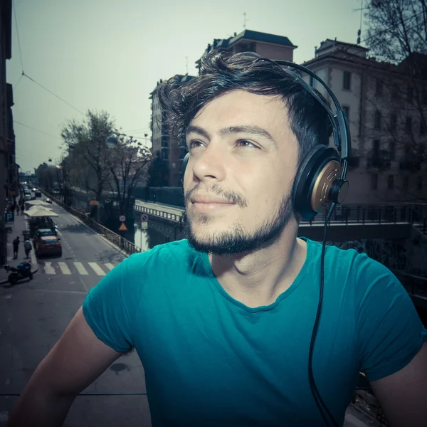 Joven hipster escuchando música —  Fotos de Stock