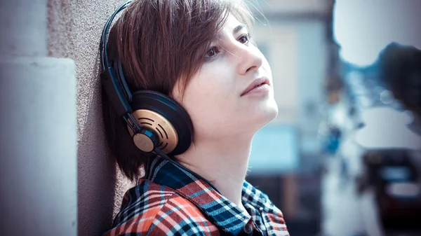 音楽を聴く若い流行に敏感な女性 — ストック写真