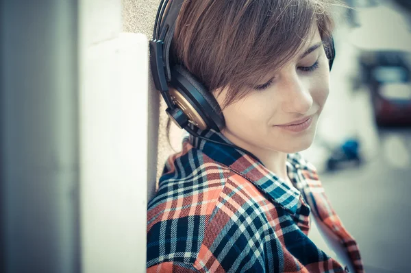 Jonge hipster vrouw luisteren naar muziek — Stockfoto