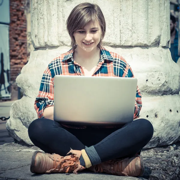 Mujer joven usando cuaderno — Foto de Stock