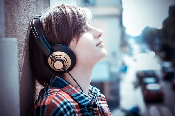 Jonge hipster vrouw luisteren naar muziek — Stockfoto