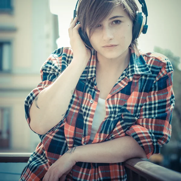 Young hipster woman listening to music — Stock Photo, Image