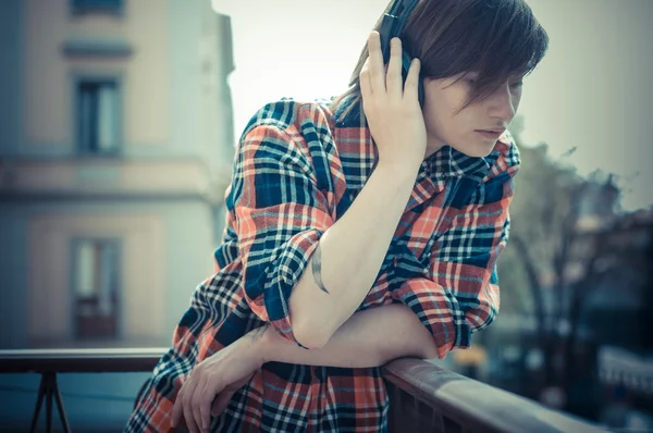 Unga hipster kvinna lyssna på musik — Stockfoto