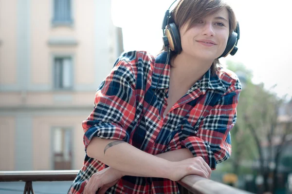 Jeune femme hipster écouter de la musique — Photo