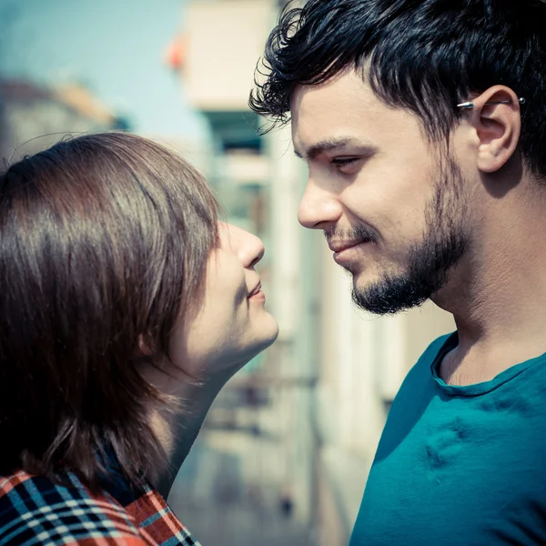 Pareja abrazando — Foto de Stock