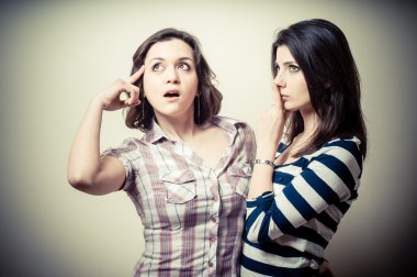 iki genç kadın düşünme