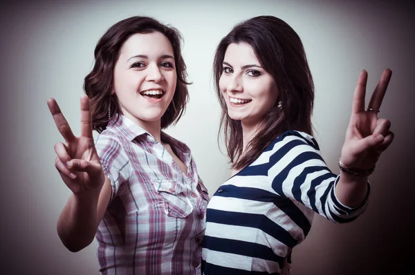 Dvě pozitivní mladé ženy — Stock fotografie
