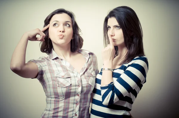 Twee jonge vrouwen denken — Stockfoto