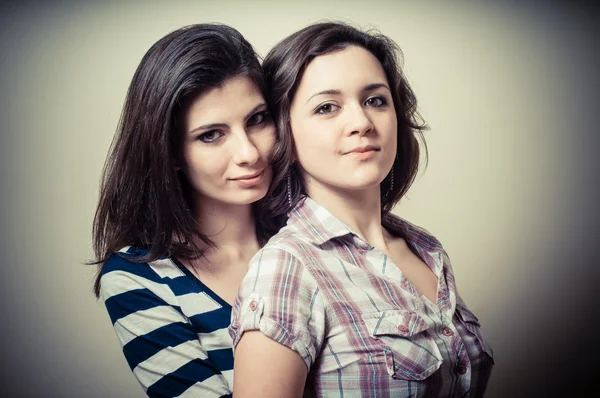 Dois abraçando mulheres jovens — Fotografia de Stock