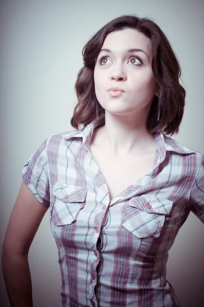 Mujer joven con blusa posando —  Fotos de Stock