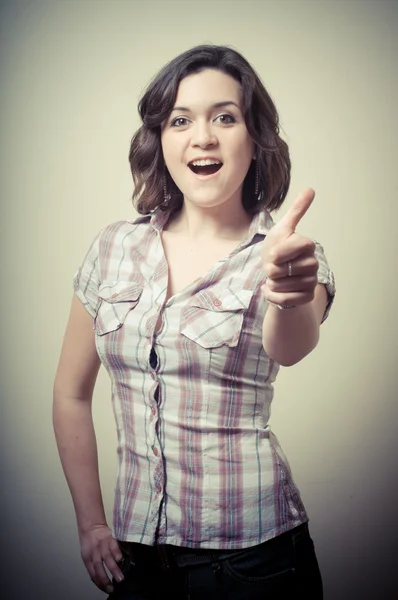 Jovem mulher positiva com blusa posando — Fotografia de Stock