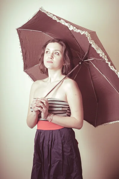 Vintage portret van een jonge vrouw met paraplu — Stockfoto