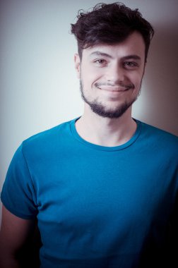 mavi gömlek ile şık genç adam portresi