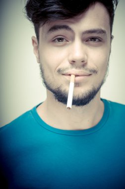 Sigara ile şık modern delikanlı