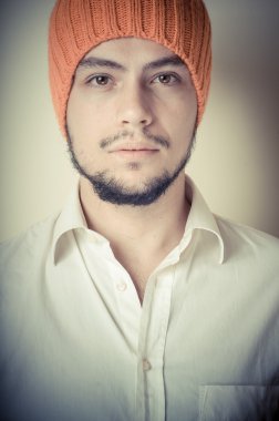 Genç modern şık adam turuncu kapak