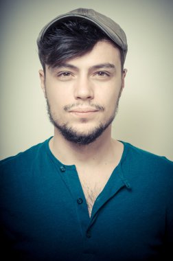 Genç modern şık adam kapaklı