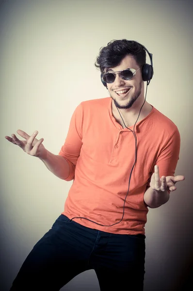 Homem elegante ouvindo música — Fotografia de Stock