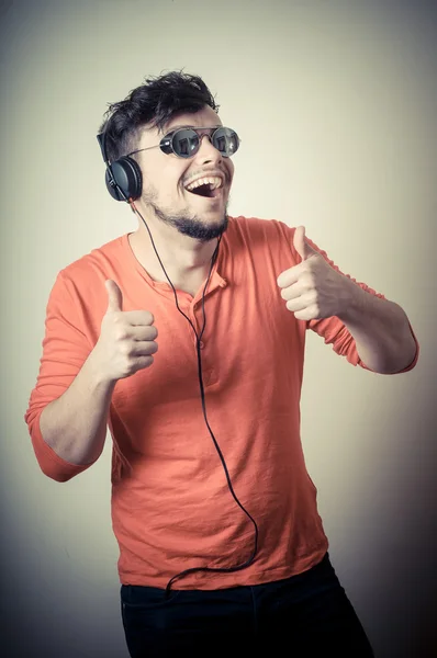 Homem elegante ouvindo música — Fotografia de Stock