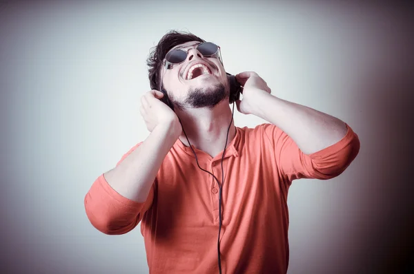 Hombre con estilo escuchando música —  Fotos de Stock